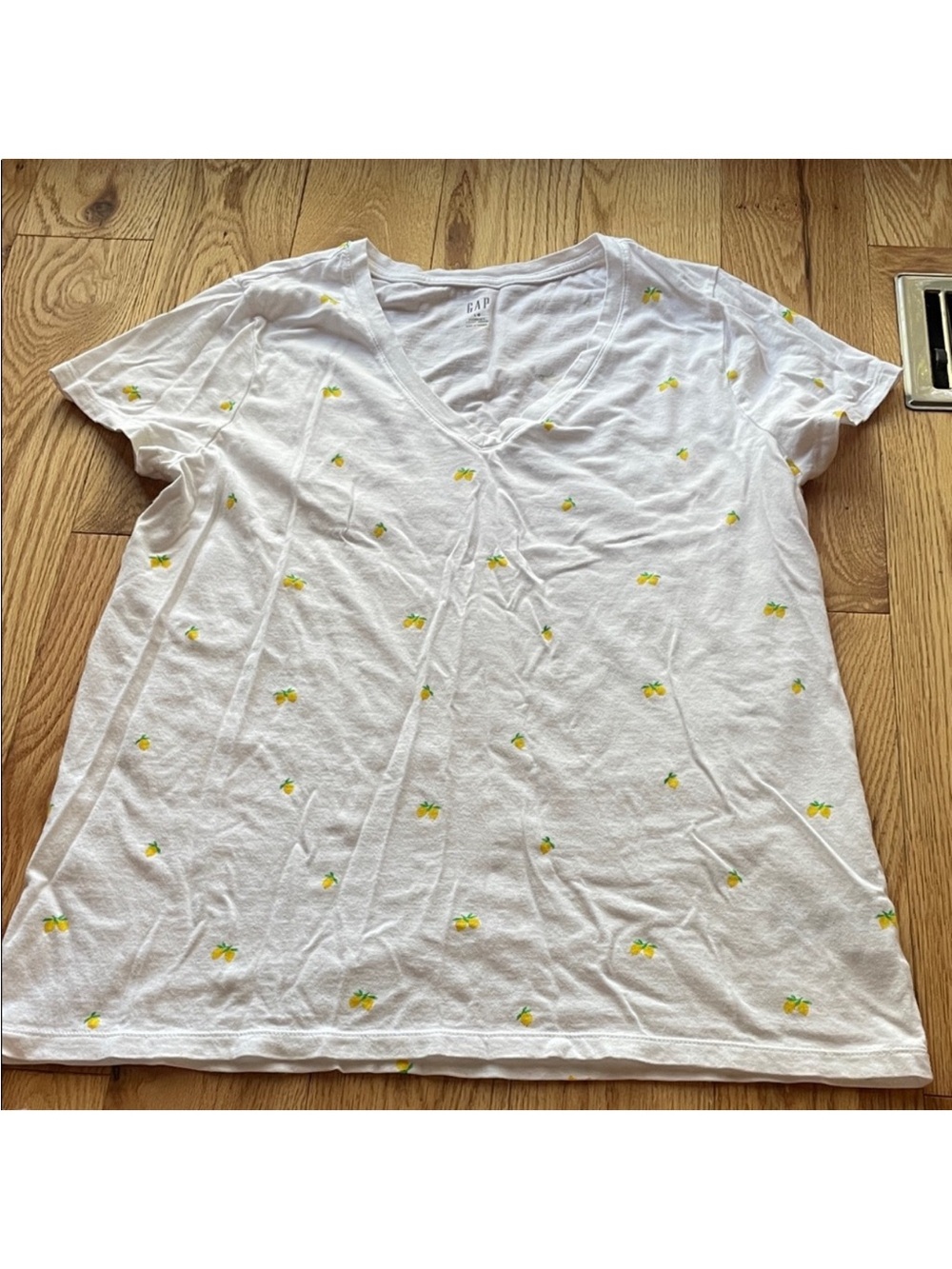 GAP White V-Neck Tee with Lemons 🍋